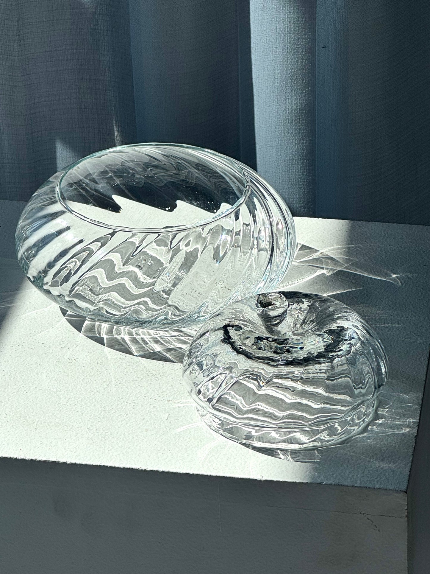 Swirling bonbonniere