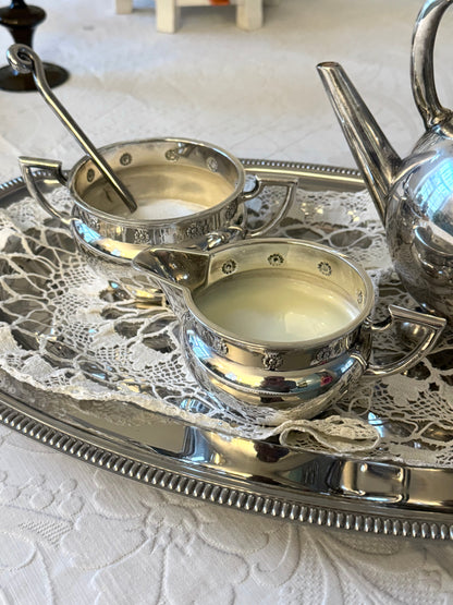 Bellis dishes, milk and sugar