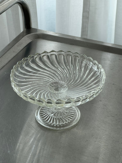 Swirling cake stand