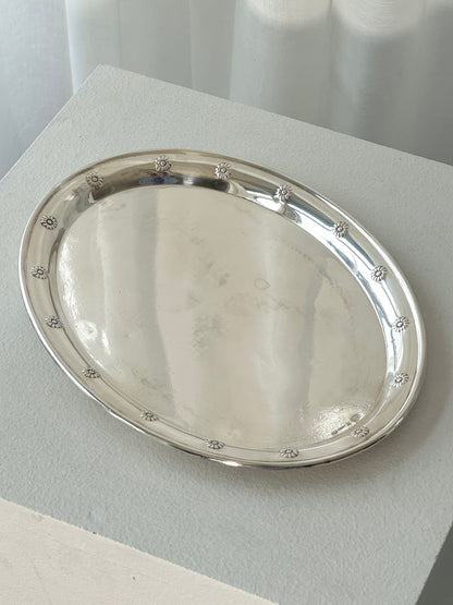 Bellis dishes, milk and sugar