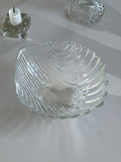 Clear clam bowl