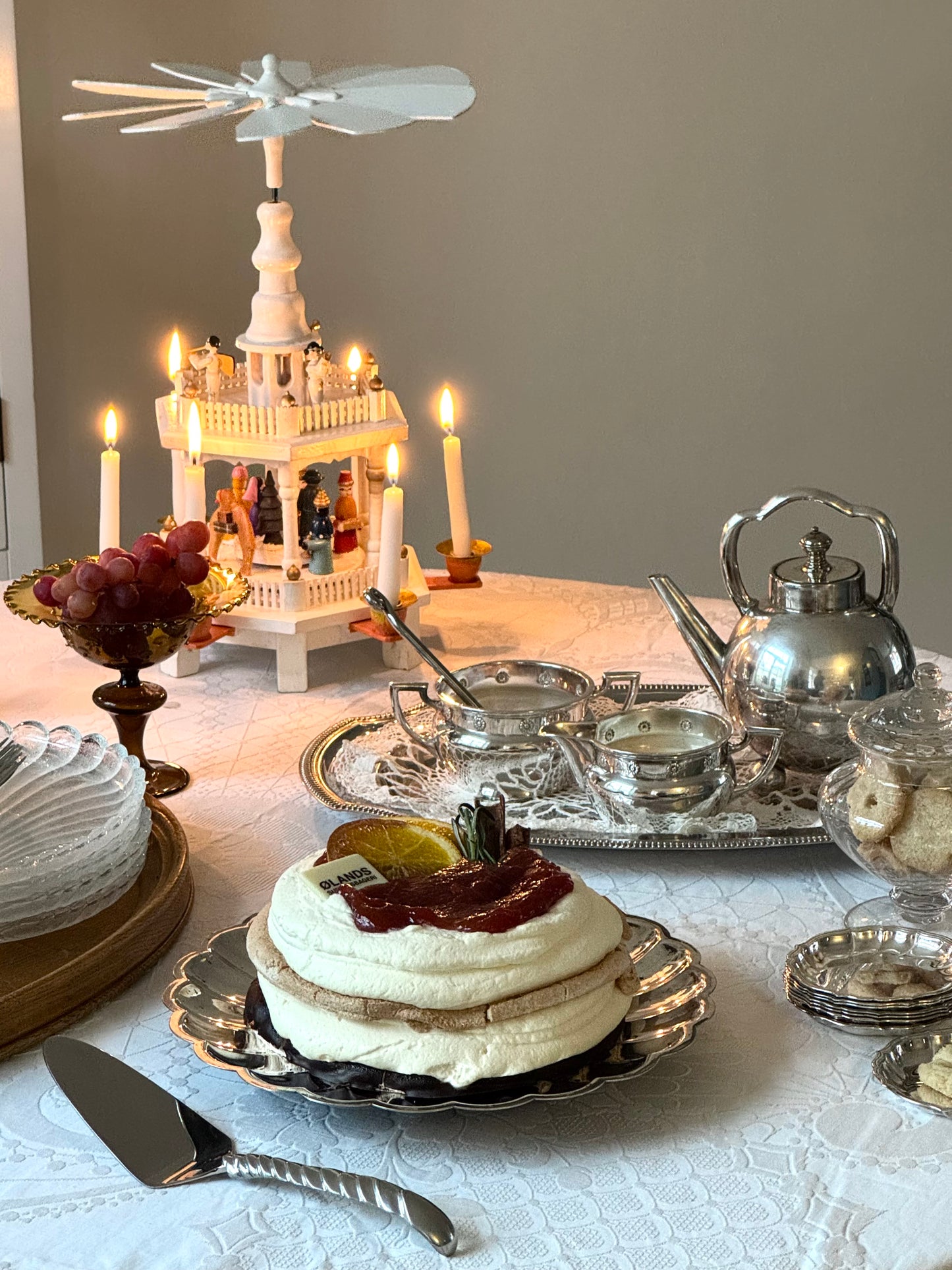 Bellis dishes, milk and sugar