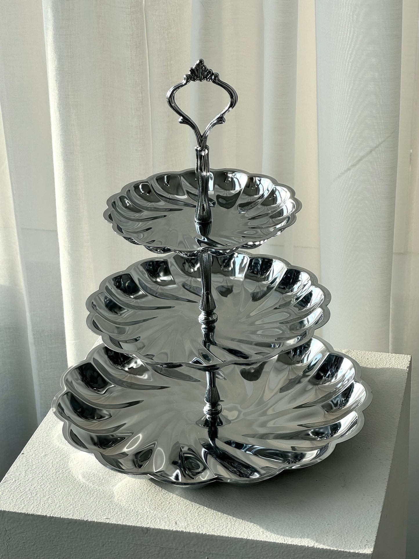 Swirling etagere
