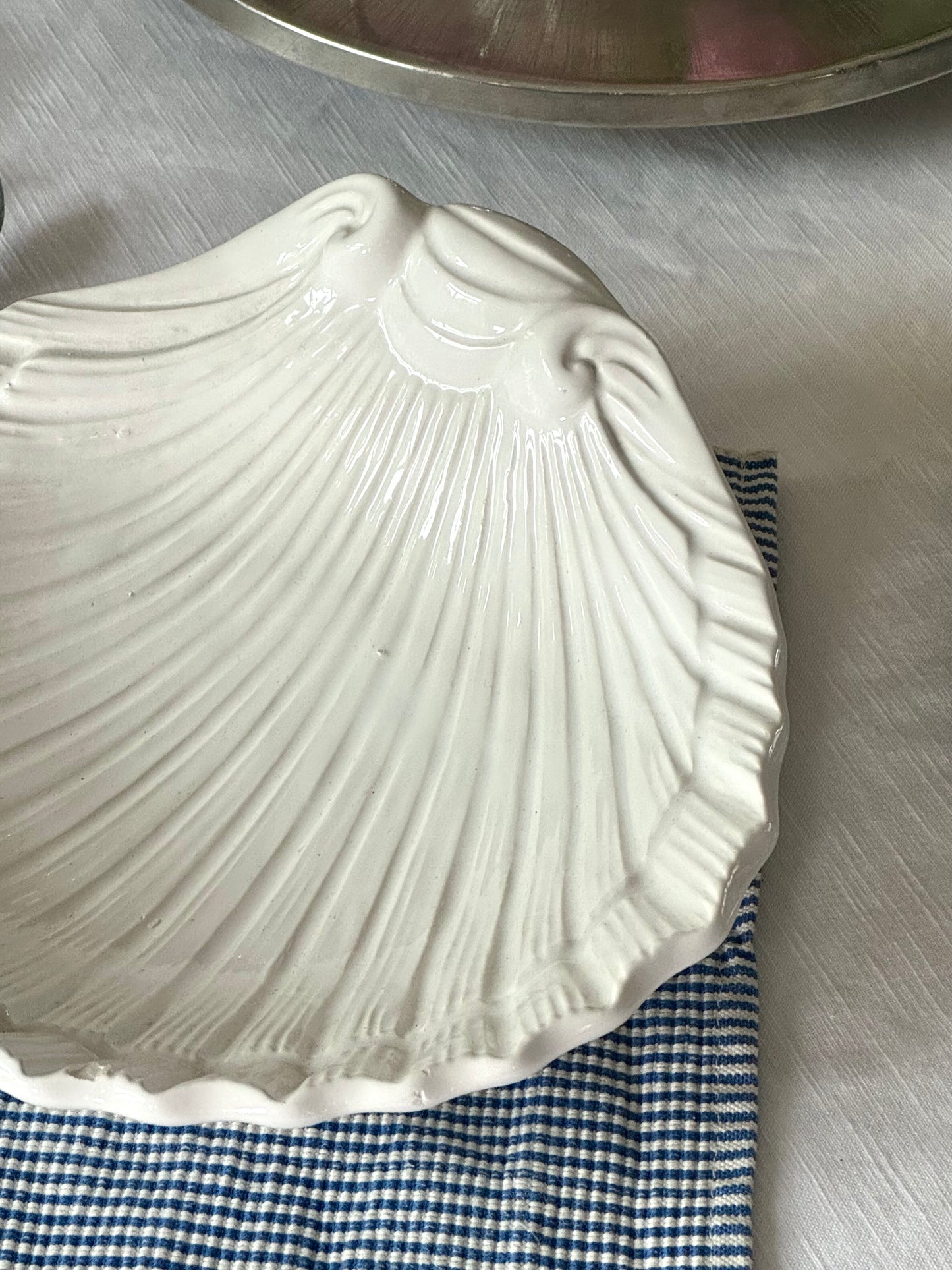 Ceramic clam bowl