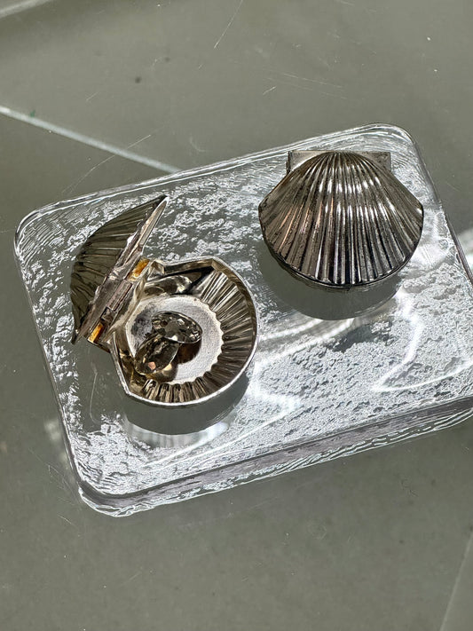 Silver pleated clam box