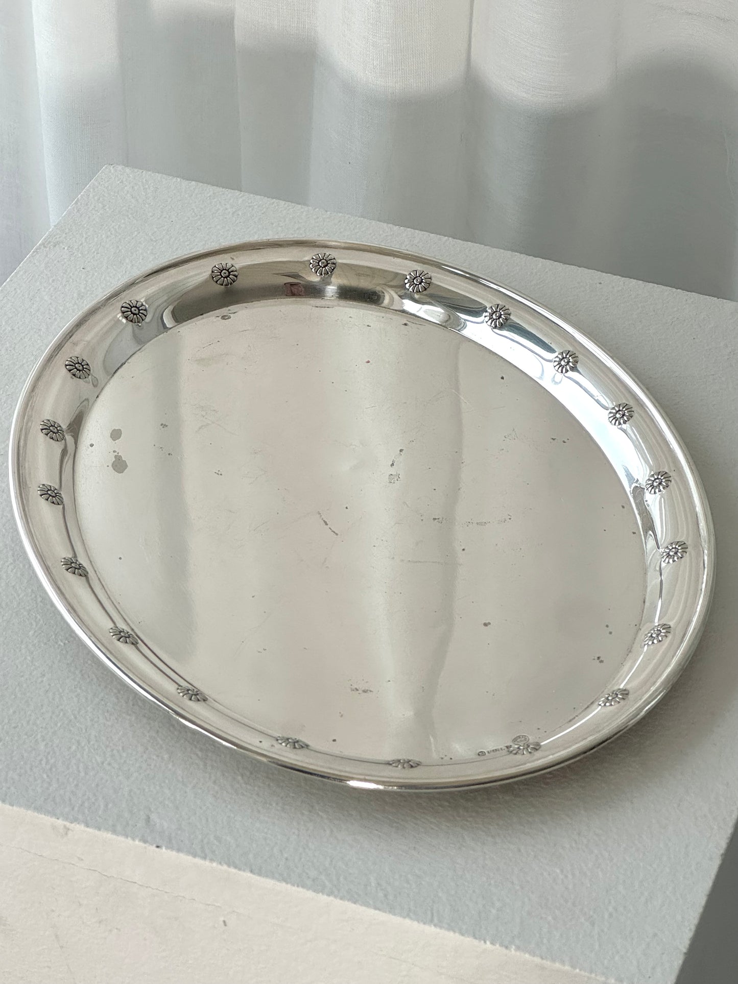 Bellis dishes, milk and sugar