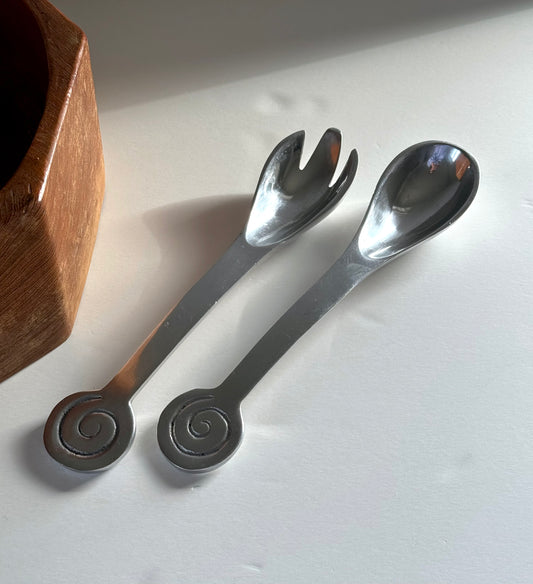 Swirl salad servers