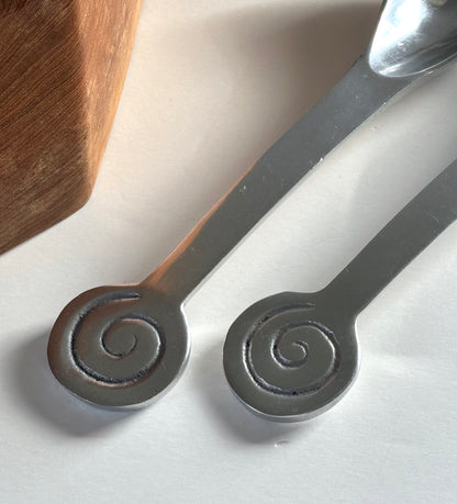 Swirl salad servers